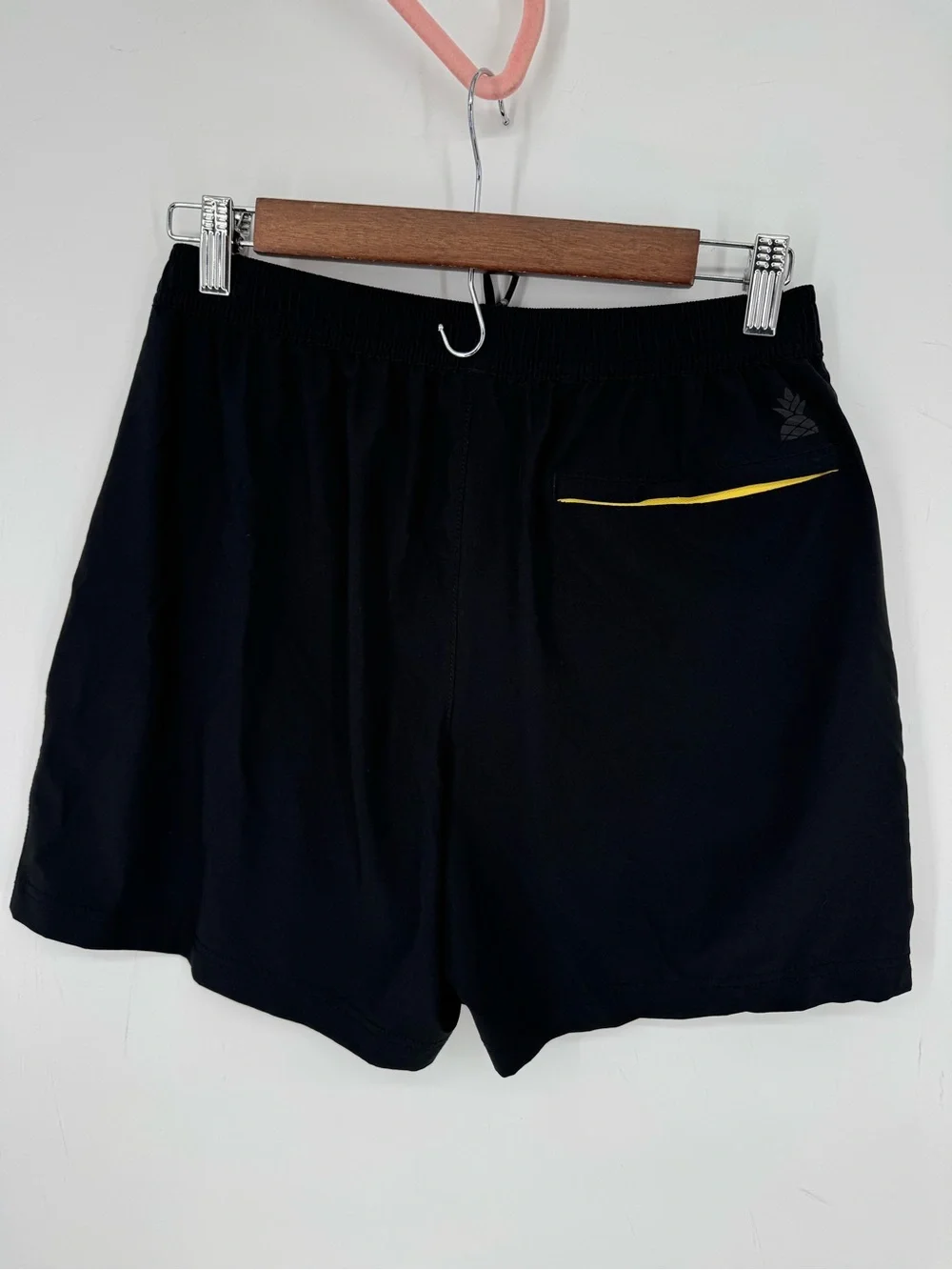 Chubbies Men's Shorts Size Medium 5.5 Inch Inseam Active Neutral Stretch Minimal